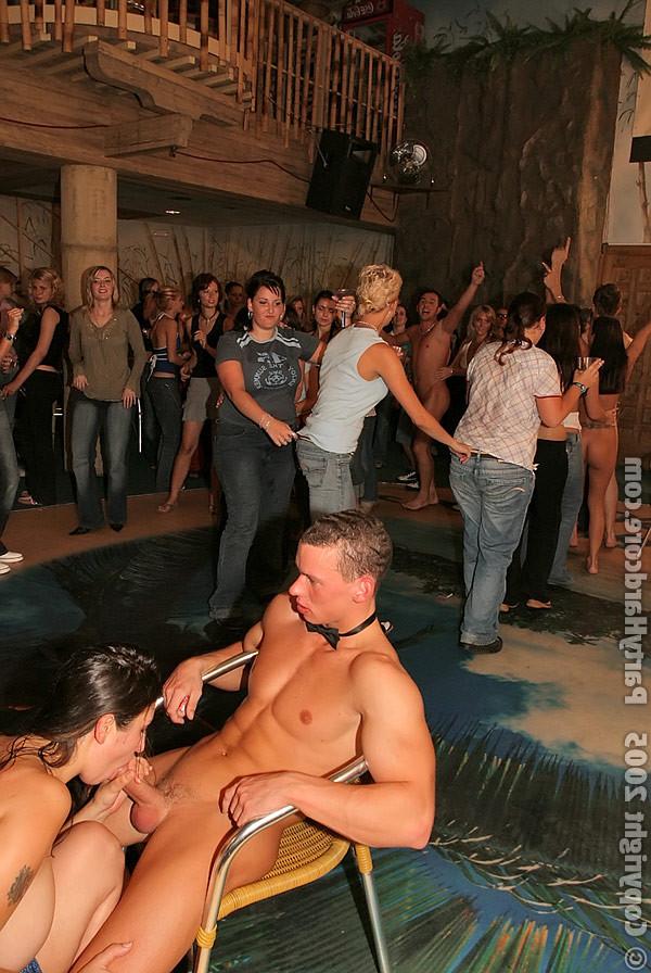 16P :: PARTY HARDCORE :: All girls going insane on wild party in the strip club
