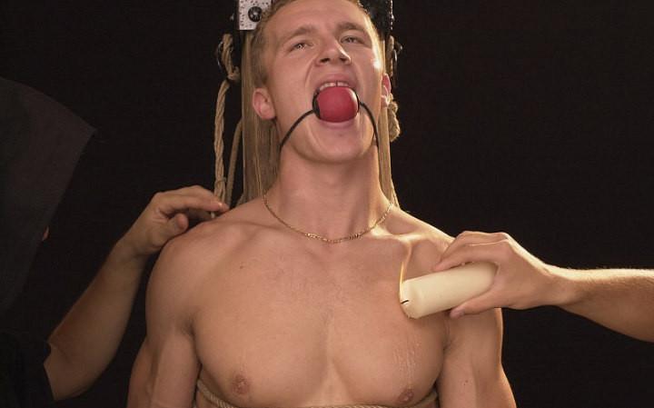 20P Smooth muscle threesome bondage and nipping and torturing scene