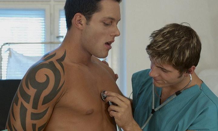 20P Doctor examinig muscle patient and shooting on him