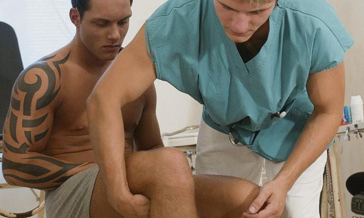 20P Doctor examinig muscle patient and shooting on him