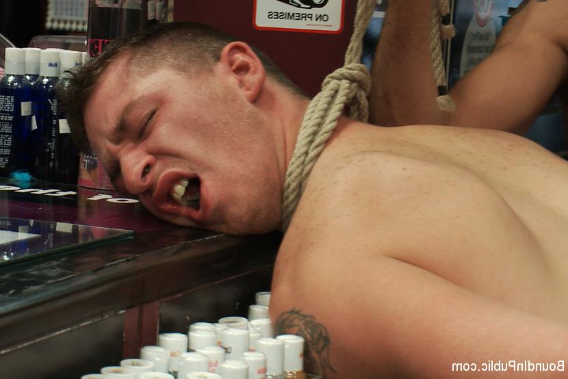 15P Ein Hengst möchte eine Hure in einem Sexshop sein.