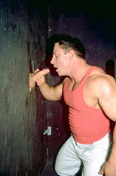 20P Muscles glory hole sucking and thrusting on chains