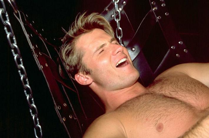 20P Muscles glory hole sucking and thrusting on chains