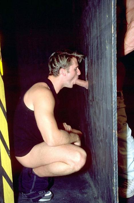 20P Muscles glory hole sucking and thrusting on chains