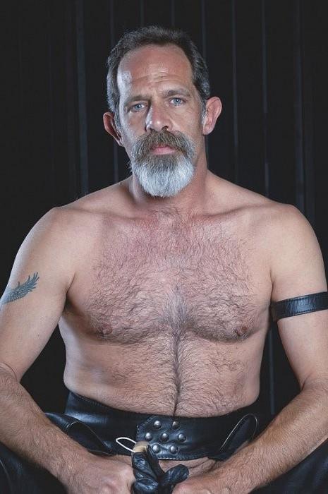 20P Two mature bears in leather sucking and spanking in a dungeon