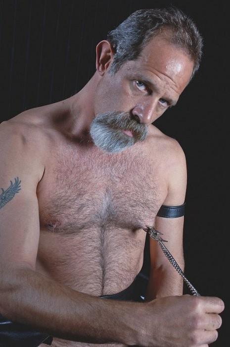 20P Two mature bears in leather sucking and spanking in a dungeon