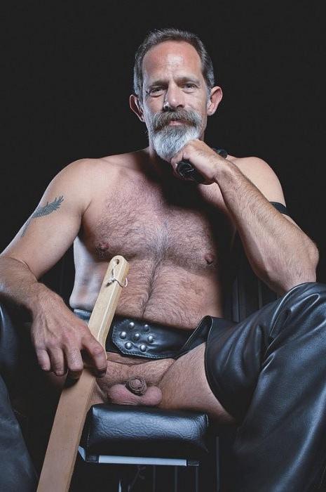 20P Two mature bears in leather sucking and spanking in a dungeon