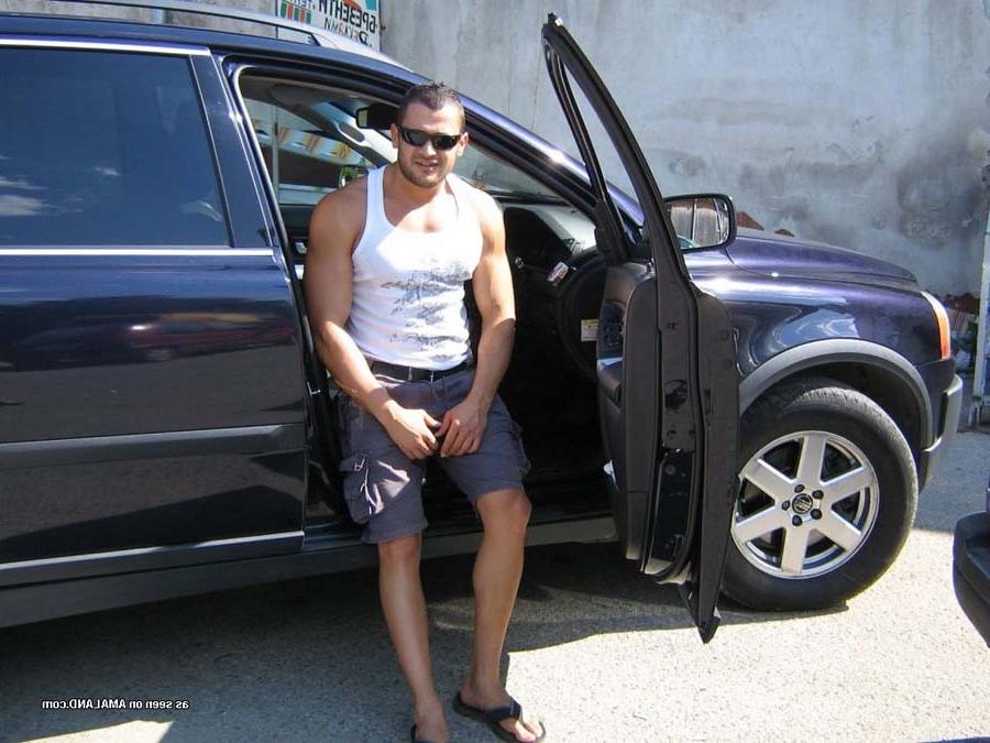 15P Hunky bodybuilder showing off his thick rock