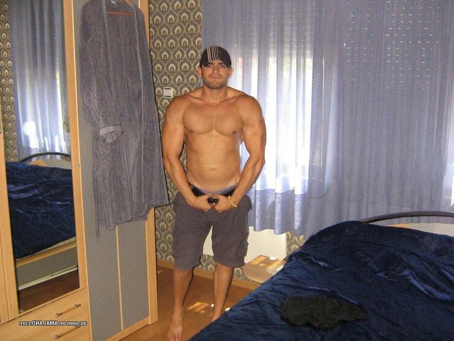15P Hunky bodybuilder showing off his thick rock
