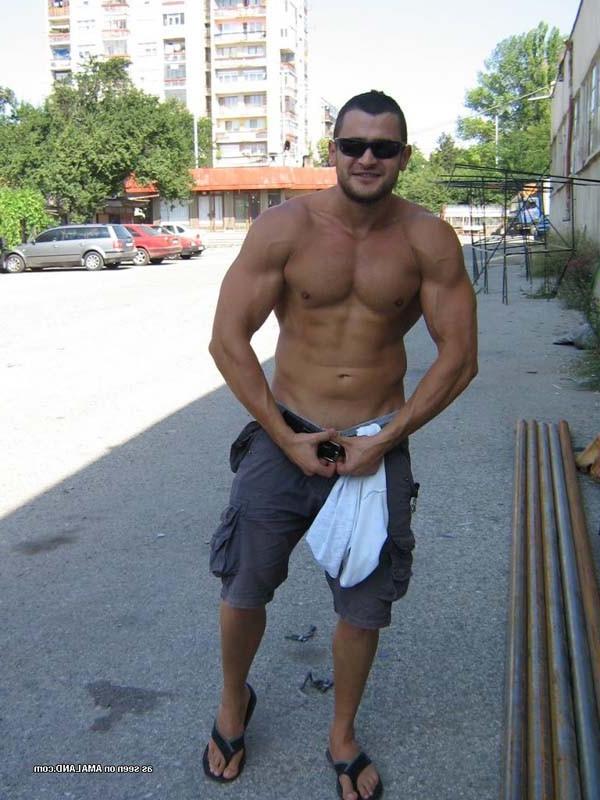 15P Hunky bodybuilder showing off his thick rock