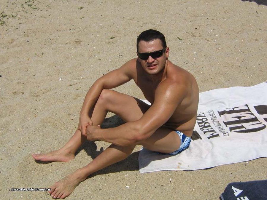 15P Hunky bodybuilder showing off his thick rock