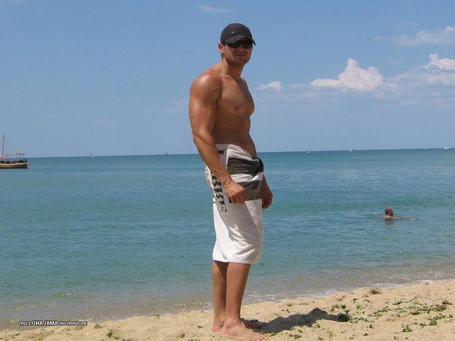 15P Hunky bodybuilder showing off his thick rock