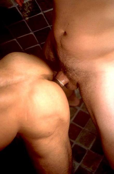 20P Mature bodybuilders enjoy sucking and fucking kick in a sauna