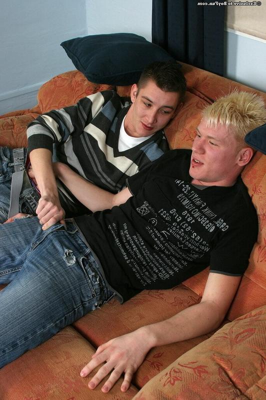 16P Two gay guys on the couch sucking and fucking