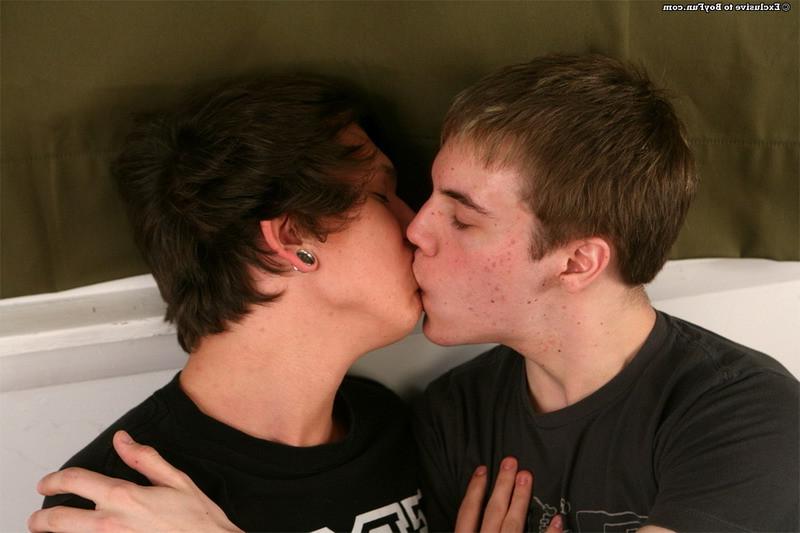 16P Twinks having gay fun in the bedroom