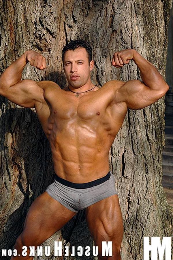20P Nude hard hung bodybuilder