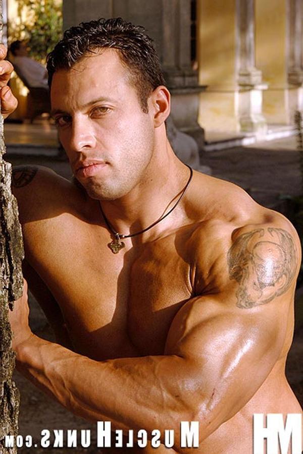 20P Nude hard hung bodybuilder