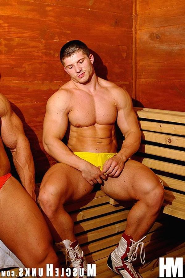 20P Hot naked hung bodybuilder