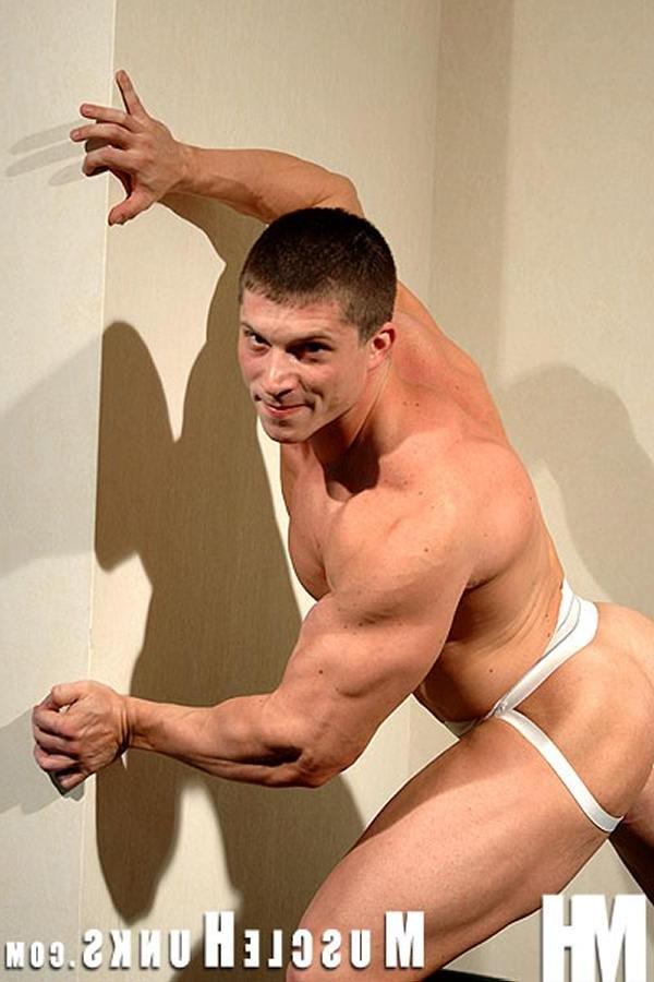 20P Hot naked hung bodybuilder