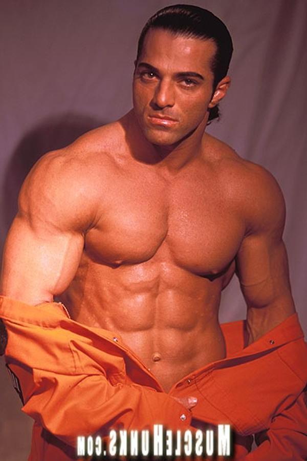 15P Nude sexy bodybuilder