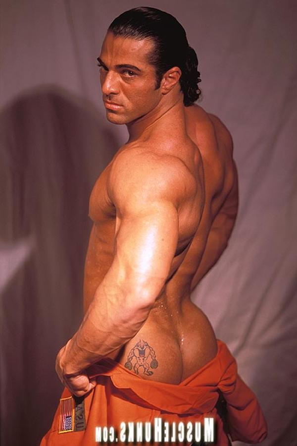 15P Nude sexy bodybuilder