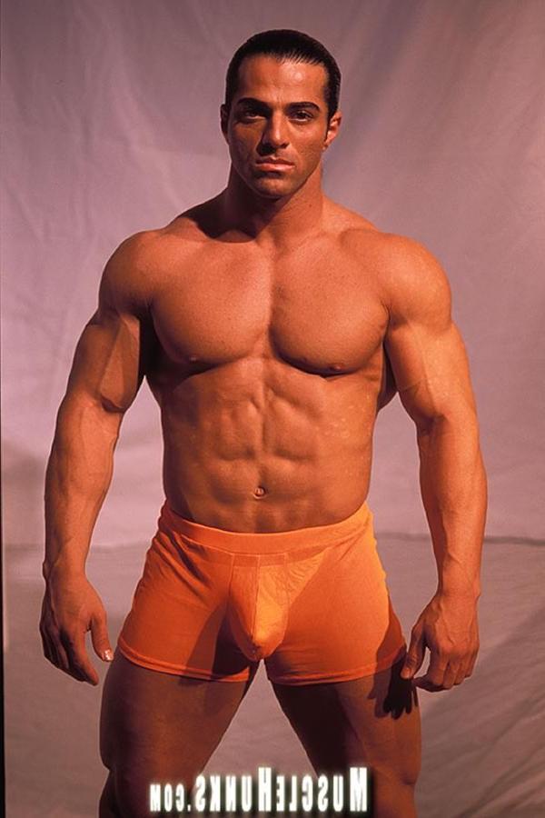 15P Nude sexy bodybuilder