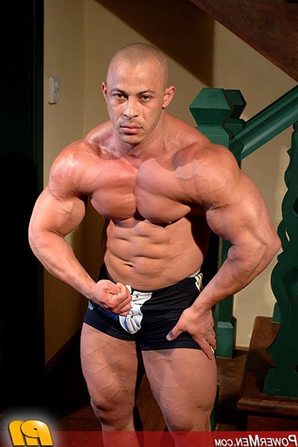 15P Naked hunky bodybuilder