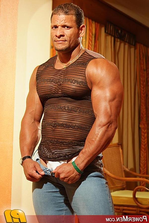 15P Naked hunky bodybuilder