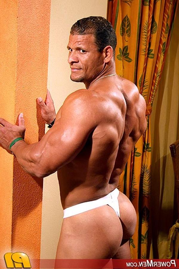 15P Naked hunky bodybuilder