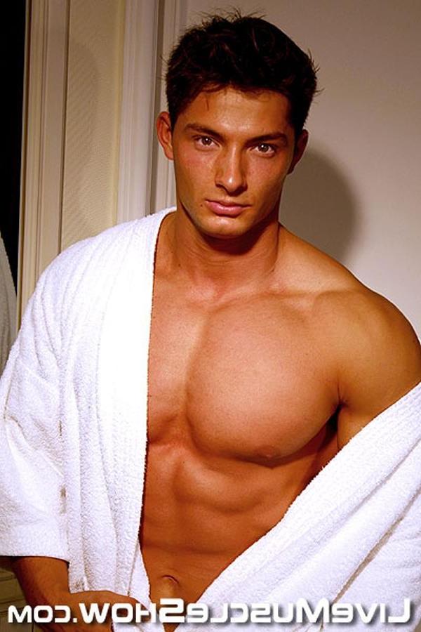 15P Hot naked beefy bodybuilder