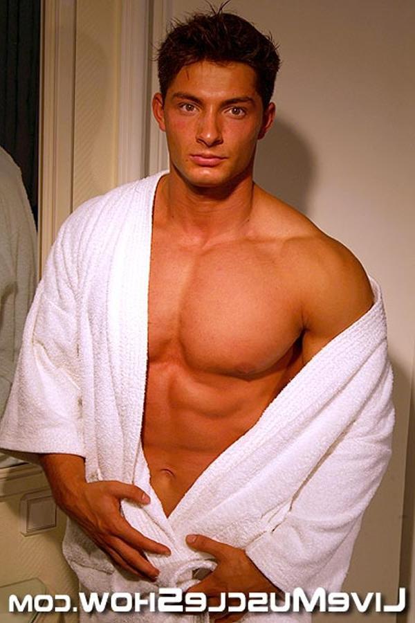 15P Hot naked beefy bodybuilder