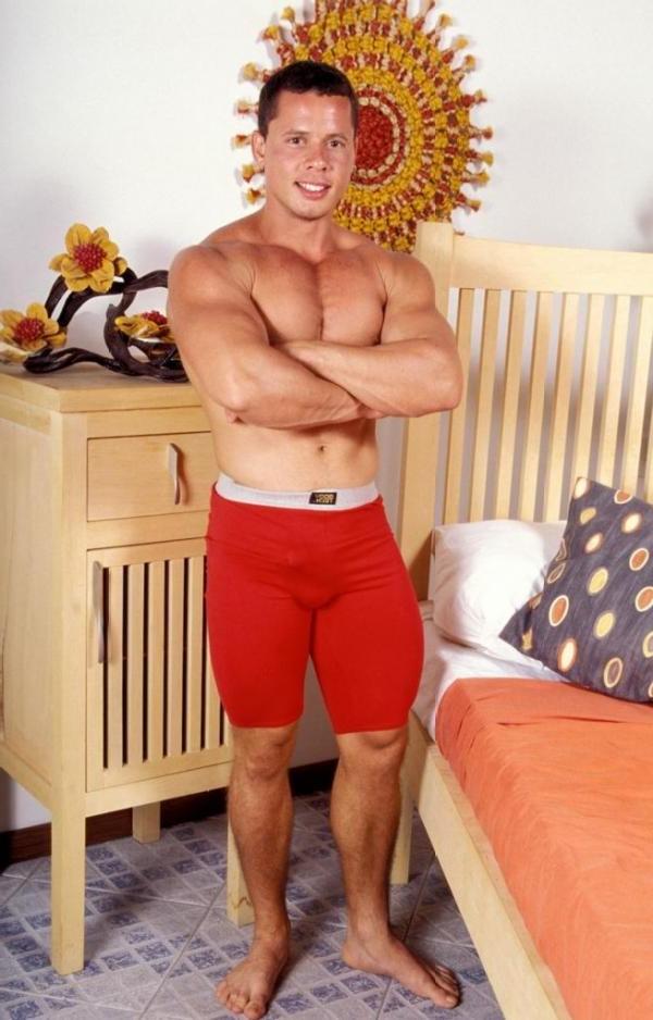15P Muscular nude bodybuilder