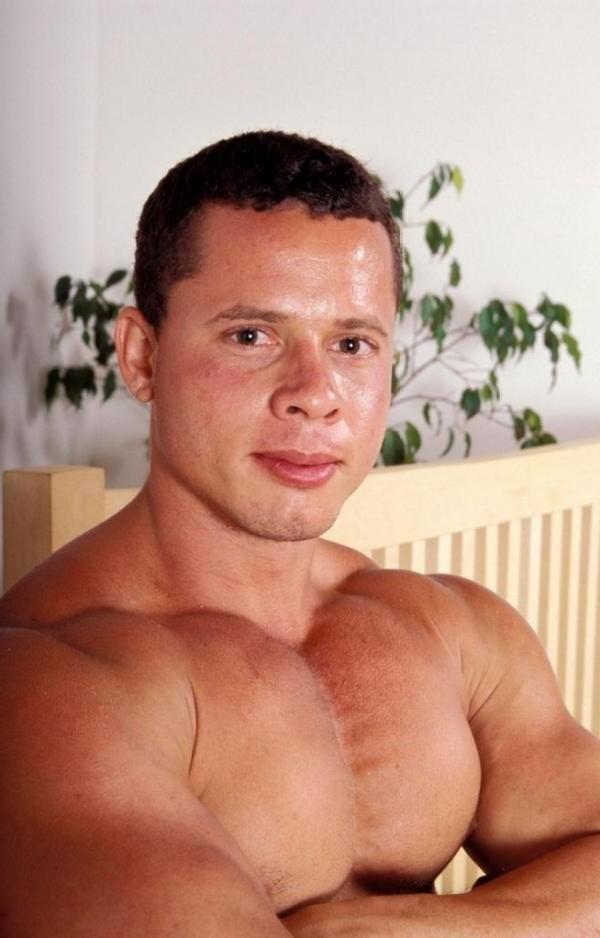 15P Muscular nude bodybuilder