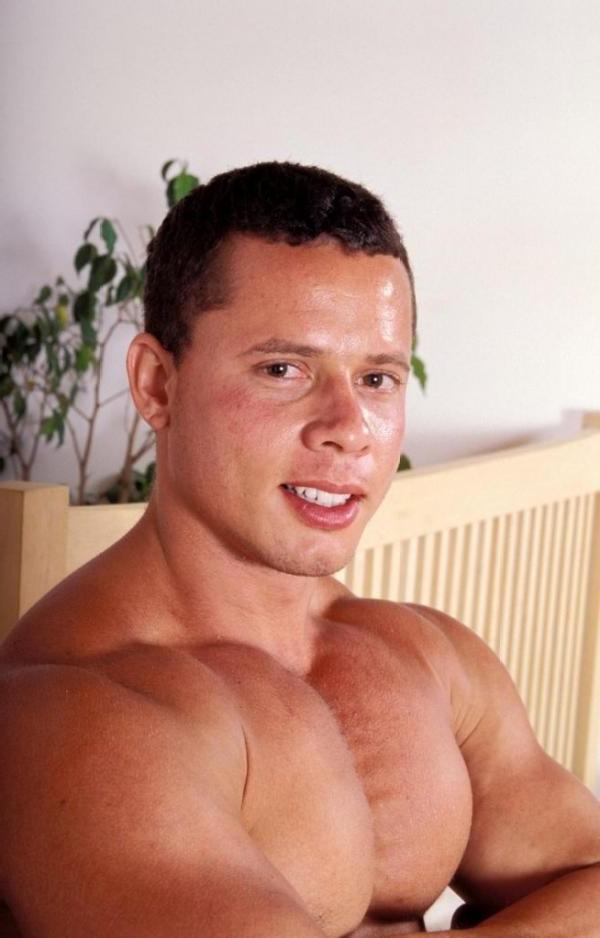 15P Muscular nude bodybuilder