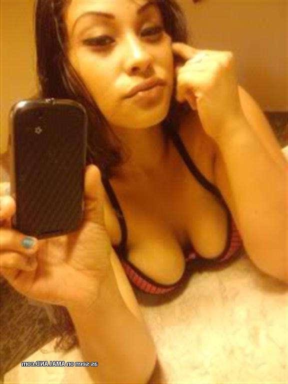 14P Hot Latina bombshell shows off her curves and big round tits