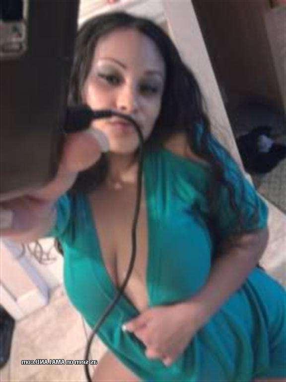 14P Hot Latina bombshell shows off her curves and big round tits