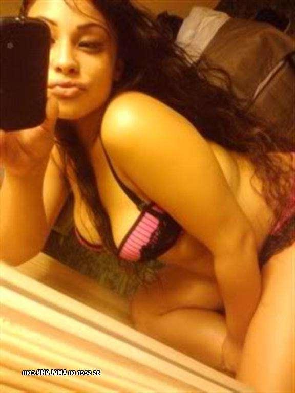 14P Hot Latina bombshell shows off her curves and big round tits