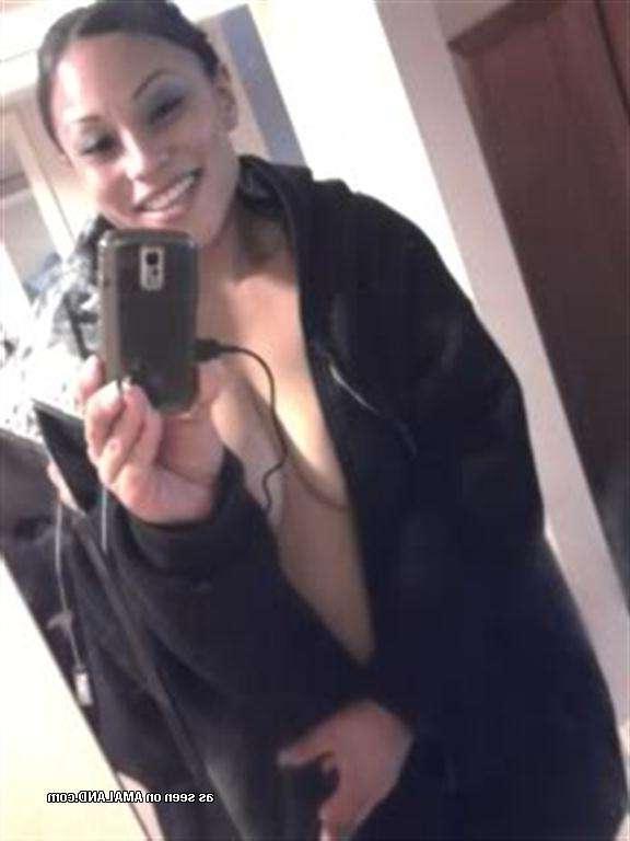 14P Hot Latina bombshell shows off her curves and big round tits