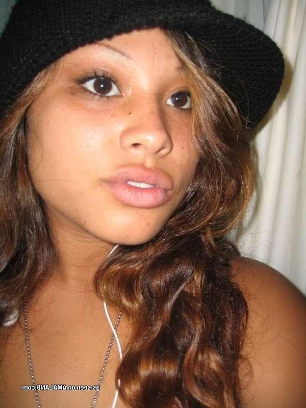 14P Hot Latina bombshell shows off her curves and big round tits