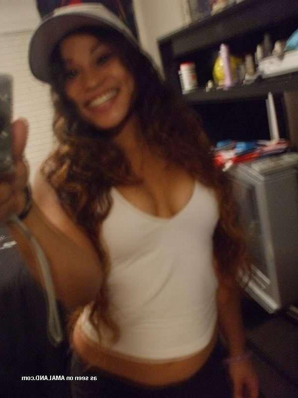 14P Hot Latina bombshell shows off her curves and big round tits