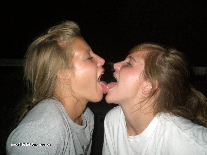 10P Lesbo lovers making out in front of their pals
