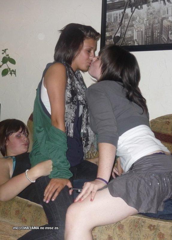 10P Lesbo lovers making out in front of their pals