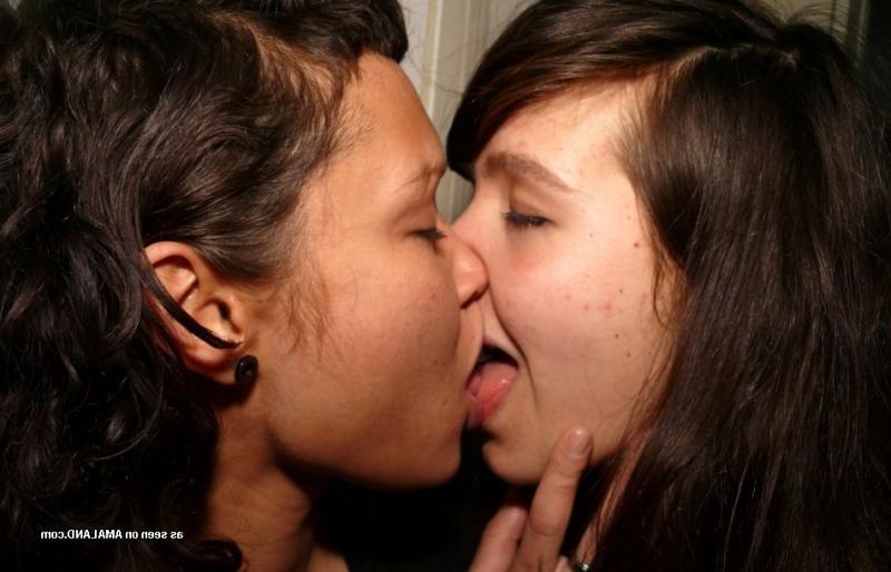 10P Gallery of amateur lesbo lovers getting naughty on cam