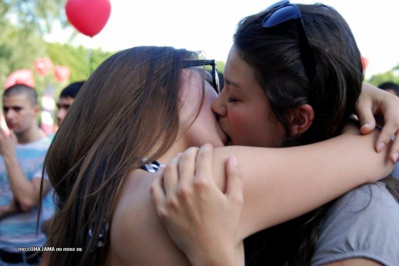 10P Gallery of amateur lesbo lovers getting naughty on cam