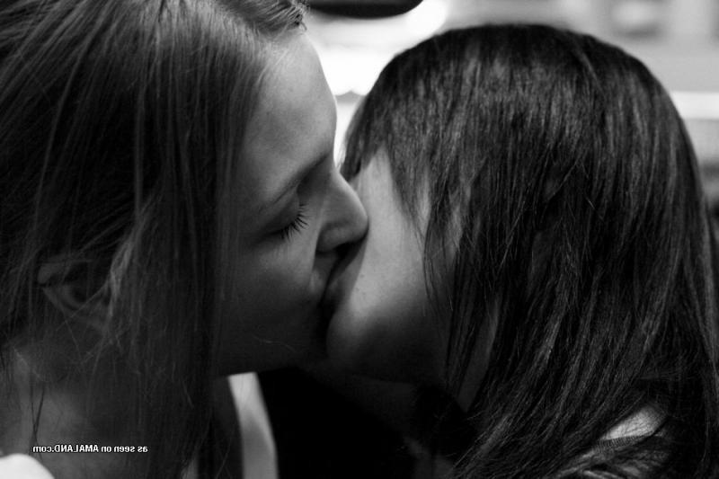 10P Gallery of amateur lesbo lovers getting naughty on cam