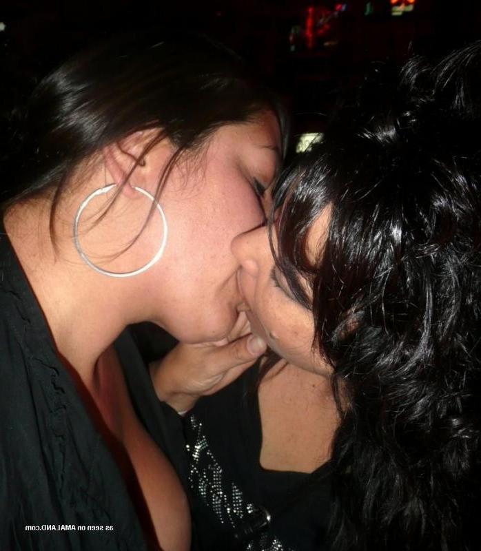 10P Gallery of amateur lesbo lovers getting naughty on cam