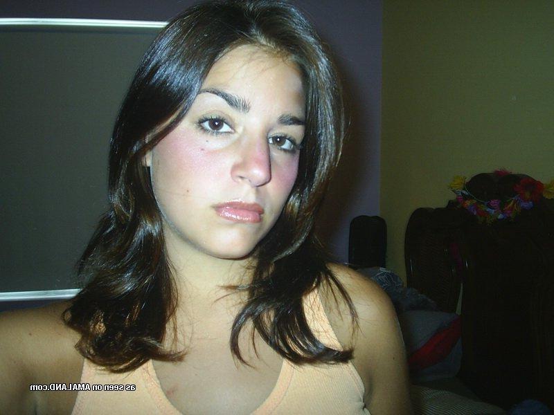 10P Spanisches Luder mit sexy Arsch neckt seinen Freund im Schlafzimmer