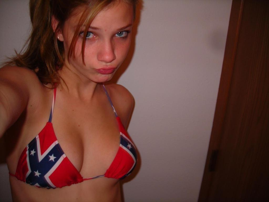 16P Pictures of a naked blonde naked in her bedroom
