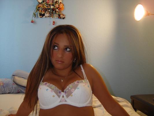 16P Pictures of a naked blonde naked in her bedroom