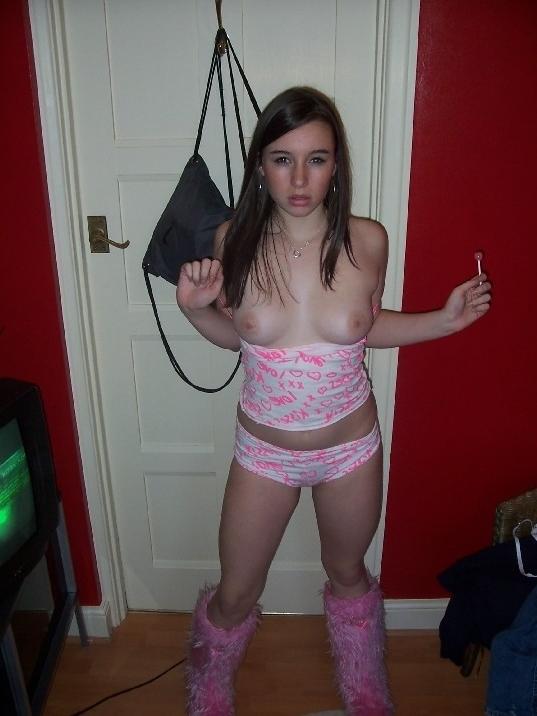 16P Pictures of a naked blonde naked in her bedroom